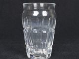 une photo d'un vase en verre transparent posé sur une surface noire