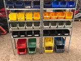 de nombreux bacs de toutes sortes sur les étagères du garage