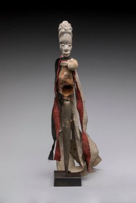 l'image d'une statue représentant une femme tenant un enfant dans ses bras