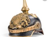 un vieux casque orné d'une décoration dorée sur le sommet