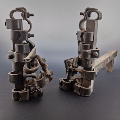 deux pièces métalliques fixées à un morceau de bois