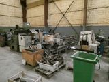 une grande machine installée à l'intérieur d'un bâtiment