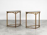une paire de tables d'appoint en laiton avec des plateaux en marbre