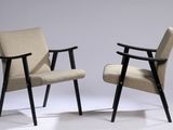 paire de fauteuils de salon de style « mid-century modern » avec accoudoirs et pieds