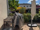 de nombreuses chaises et un parasol sur la terrasse