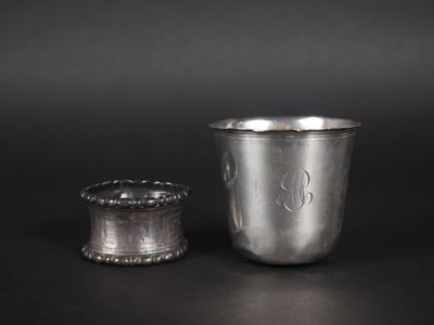 une coupe en argent ancienne et une petite coupe en argent sur fond noir