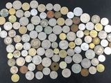 beaucoup de pièces qui sont sur la table