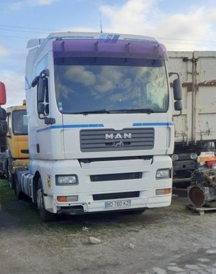 un camion blanc garé dans un parking