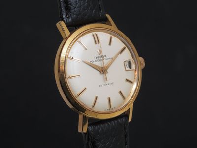 gros plan d'une montre sur fond noir