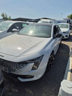 beaucoup de voitures garées sur le parking