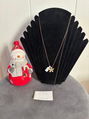 Collier en plaqué, avec pendentif Fleur à pétales - Neuf, su…