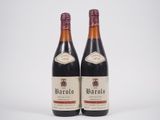 deux bouteilles de vin posées l'une à côté de l'autre sur une surface blanche