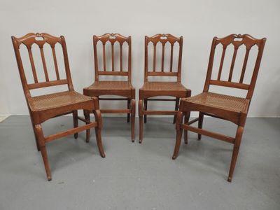 quatre chaises sont alignées en rang dans une pièce