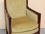 une chaise qui se trouve dans le coin d'une pièce