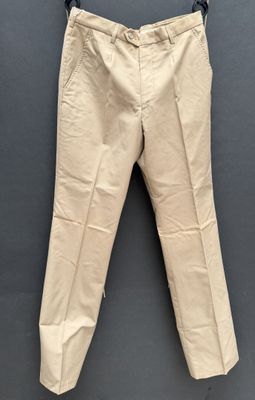 une photo d'un pantalon beige accroché au mur