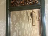un miroir accroché au mur au-dessus d'un lavabo