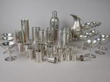 beaucoup d'objets en argent qui se trouvent sur la table