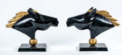 paire de serre-livres en forme de tête de cheval, noirs et dorés, sur des socles en marbre
