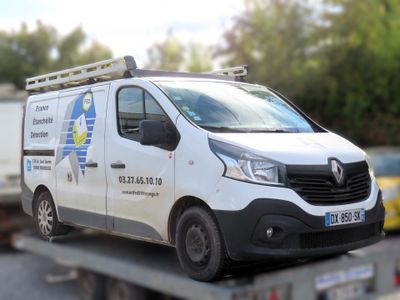 une camionnette chargée sur un camion à plateau