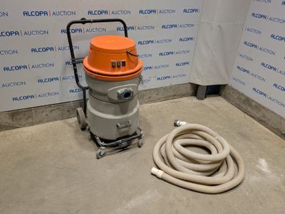 Une image représentant un aspirateur est posée sur le sol, à côté d'un tuyau
