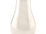une salière ancienne en argent sur fond blanc