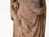 une statue de femme tenant un bébé dans ses bras