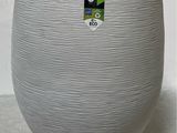 un grand vase blanc posé par terre
