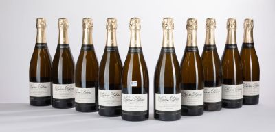 six bouteilles de vin alignées sur une table
