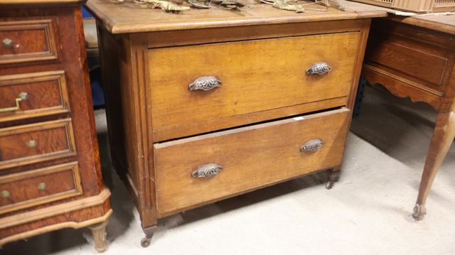 Commode ouvrant à deux tiroirs, sur roulettes, de fabrication art...