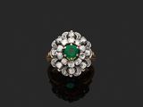 une bague à grappes d'émeraudes et de diamants
