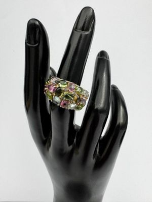 une image représentant une main avec une bague au doigt