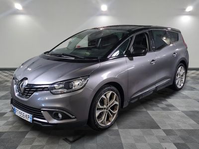 la voiture grise est garée sur le sol en damier d'un garage