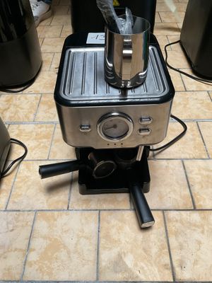 une cafetière posée sur le carrelage d'une cuisine