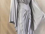 une photo d'une robe posée sur un socle de mannequin