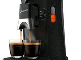gros plan d'une cafetière avec deux tasses de café