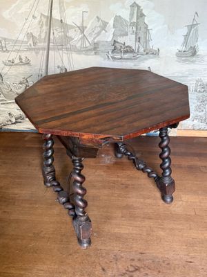 Guéridon portugais à plateau octogonal marqueté d'un motif é…