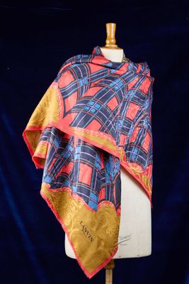 une écharpe rouge, bleue et jaune sur un mannequin