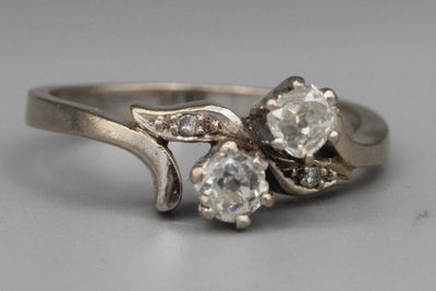 une photo en gros plan d'une bague en diamant posée sur une table