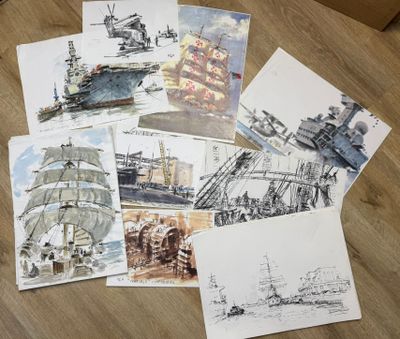 un lot de cartes posées sur une table