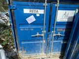 un conteneur bleu posé par terre