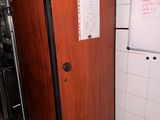 un réfrigérateur dans une cuisine, avec une affiche sur la porte