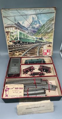 une boîte contenant un train sur une table