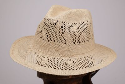 gros plan d'un chapeau sur la tête d'un mannequin