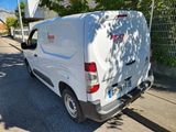 l'arrière d'une camionnette blanche garée sur le bord de la route