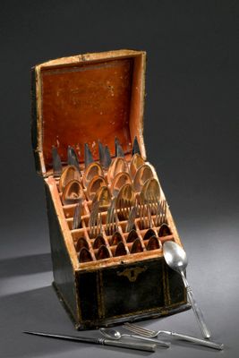 une boîte en bois contenant des cuillères