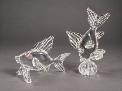 paire de figurines de poissons en argent rehaussées de touches rouges et blanches
