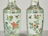 paire de vases chinois avec des oiseaux et des fleurs peints dessus