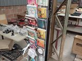 une photo d'un porte-revues sur lequel sont posés des magazines
