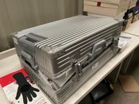 Une valise rigide argent