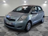 une photo d'une Toyota Yaris argentée garée dans un showroom